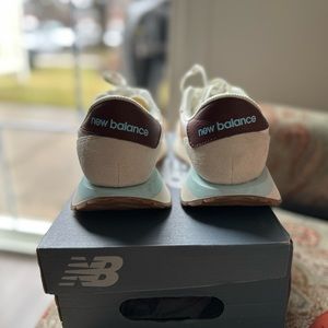 These new balance sneakers, used only a few times, are in perfect condition.